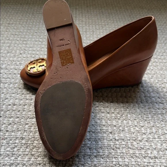 Tory Burch Caroline Medallion Logo Heels - Picture 6 of 7